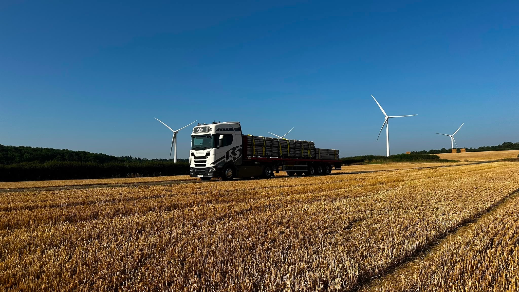 R & O Punchard truck providing nationwide haulage on a UK road