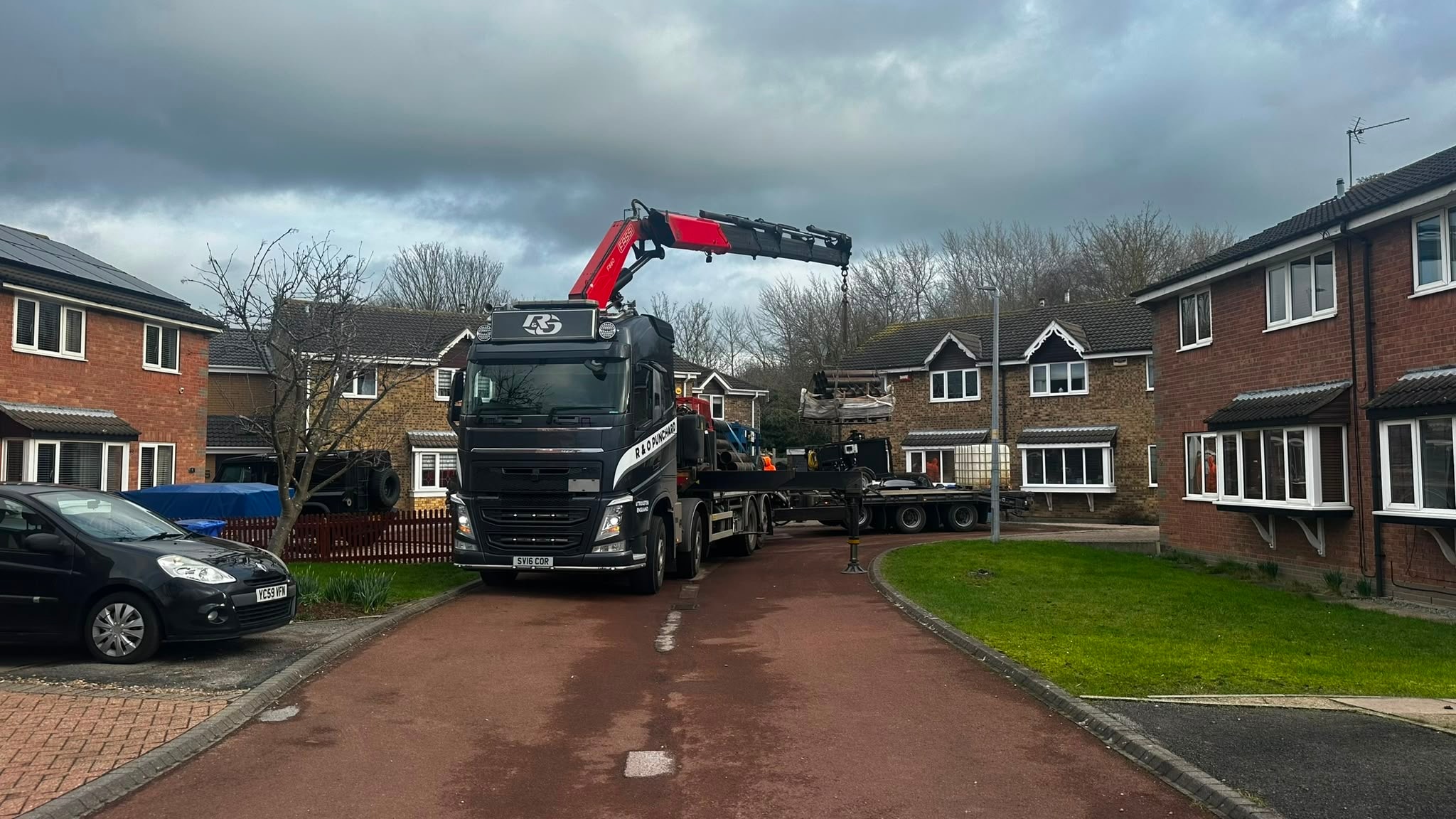 R & O Punchard HIAB lifting an industrial HVAC unit